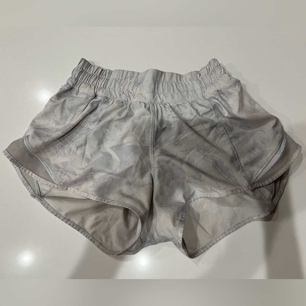 White patterned lululemon hotty hot shorts length 2.5 size 2